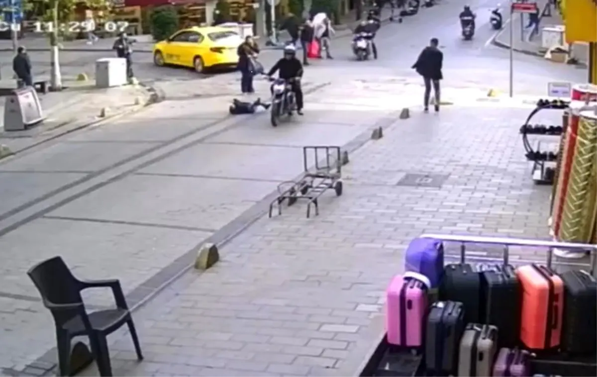 İstanbul Fatih'te yaşanan trafik kazasında, annesinin kolunu bırakarak yola fırlayan