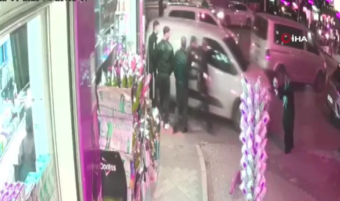 İstanbul Küçükçekmece'de polisin "dur" ihtarına uymayarak kaçmaya başlayan şüphelilerin kullandığı