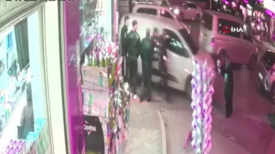 İstanbul Küçükçekmece'de polisin "dur" ihtarına uymayarak kaçmaya başlayan şüphelilerin kullandığı