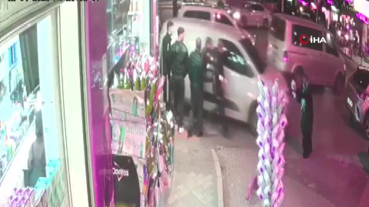 İstanbul Küçükçekmece'de polisin "dur" ihtarına uymayarak kaçmaya başlayan şüphelilerin kullandığı