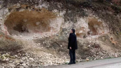 Yol kenarındaki kayalıkların adeta birer mağaraya dönüştüğünü gören vatandaşlar kısa
