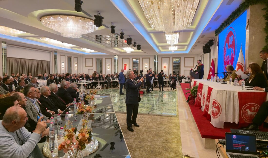 Demokrat Parti Genel Başkan Gültekin Uysal, bir düğün salonunda gerçekleşen