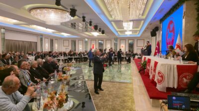 Demokrat Parti Genel Başkan Gültekin Uysal, bir düğün salonunda gerçekleşen