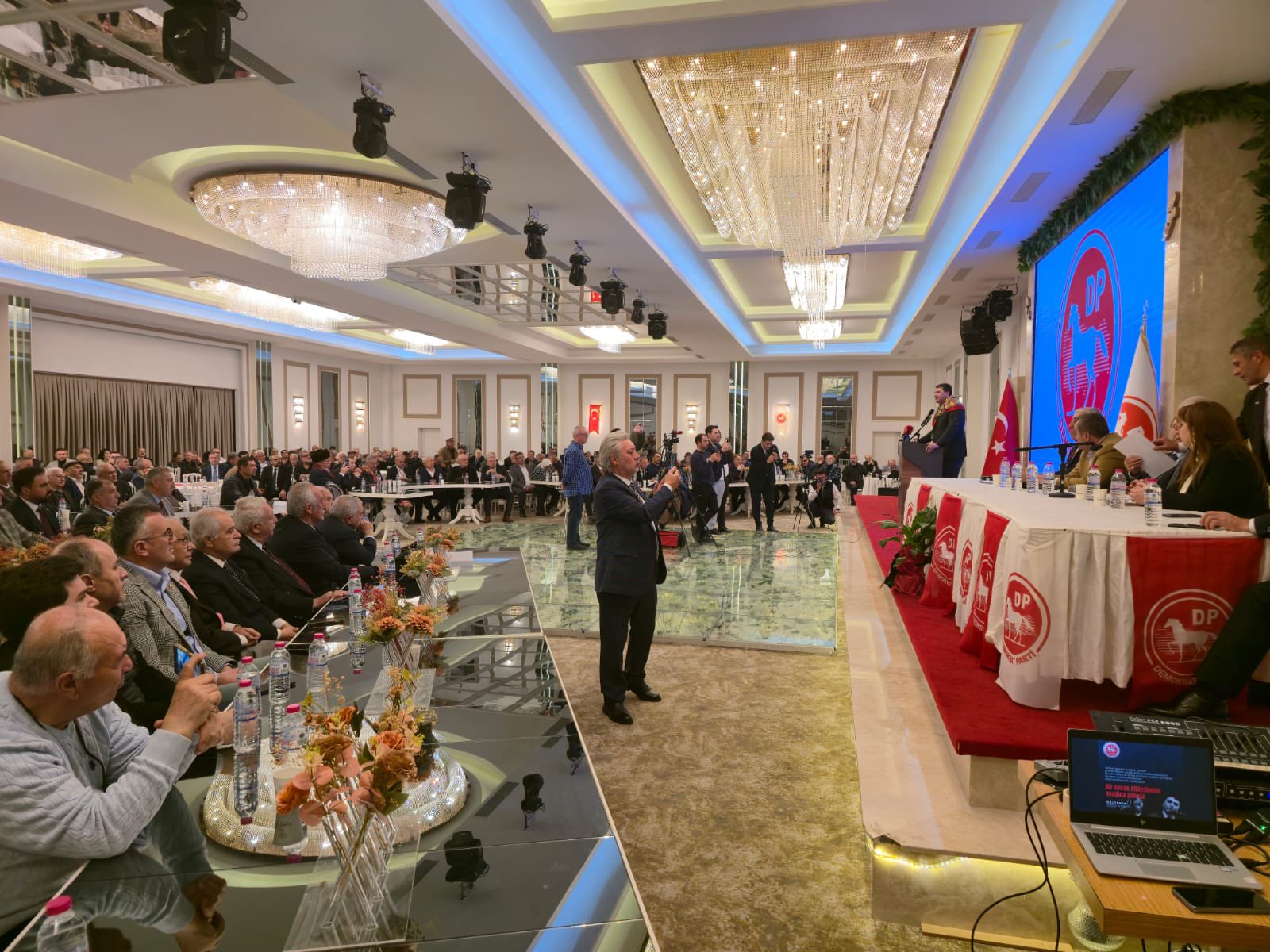 Demokrat Parti Genel Başkan Gültekin Uysal, bir düğün salonunda gerçekleşen