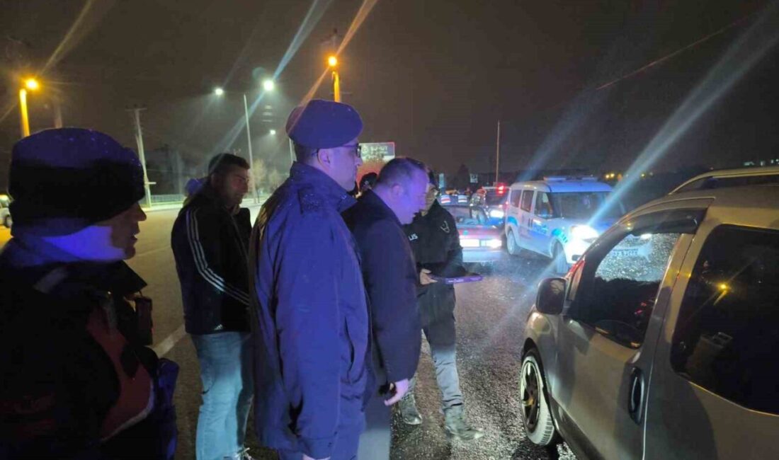 Huzur ve asayiş denetiminde vatandaşlara çikolata ve çay ikramı Afyonkarahisar’ın Şuhut ilçesinde yeni yıl dolayısıyla denetim yapan polis ve