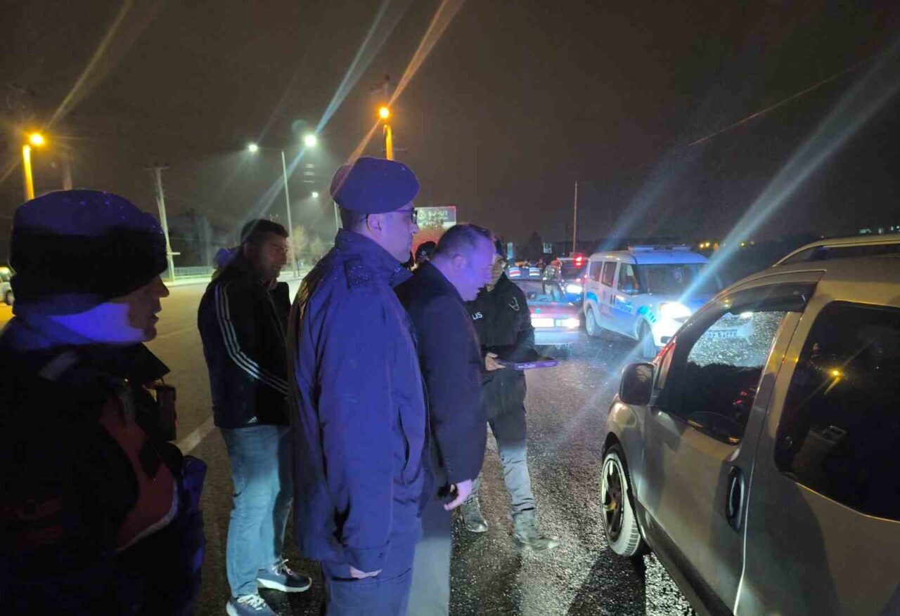 Afyonkarahisar’ın Şuhut ilçesinde yeni yıl dolayısıyla denetim yapan polis ve