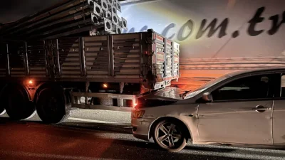 Afyonkarahisar'da iki tır ve bir otomobilin karıştığı zincirleme trafik kazasında