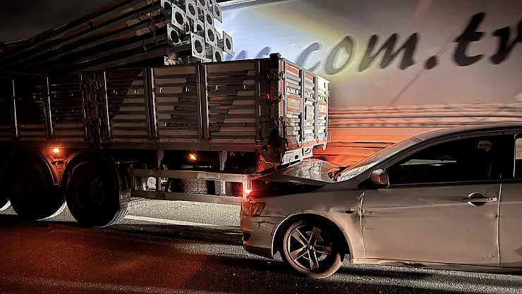 Afyonkarahisar'da iki tır ve bir otomobilin karıştığı zincirleme trafik kazasında