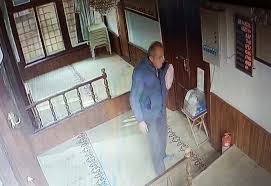 Burdur'da Gazi Camisi'ne giren şüpheli, etrafı kontrol ettikten sonra sadaka