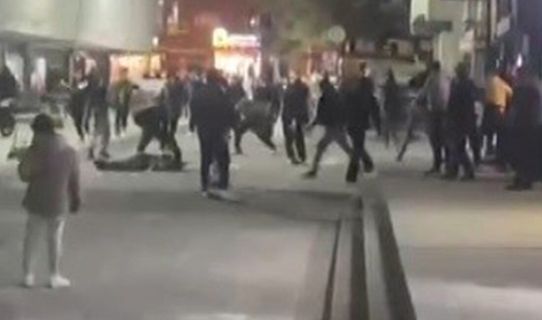 O anlar kamerada... Tabureler havada uçuştu, yumruklar konuştu. 2 grup