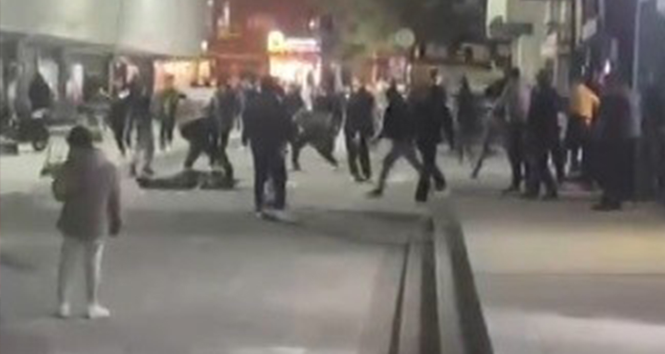 O anlar kamerada... Tabureler havada uçuştu, yumruklar konuştu. 2 grup