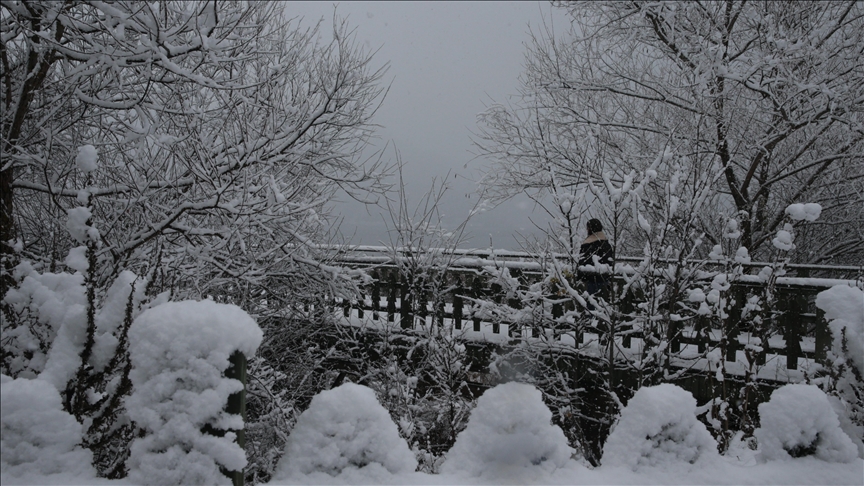 Bazı illerde ve ilçelerde kar yağışı ve soğuk hava etkili
