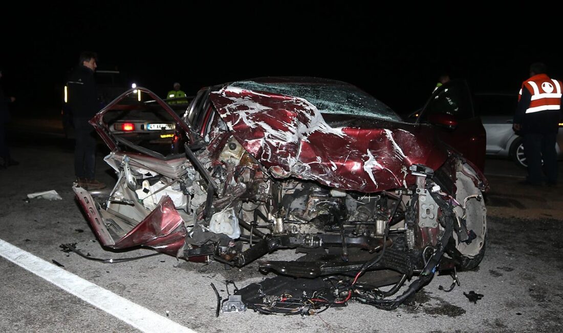 Çanakkale'nin Lapseki ilçesinde iddiaya göre sürücüsünün polisin 'dur' ihtarına uymayarak