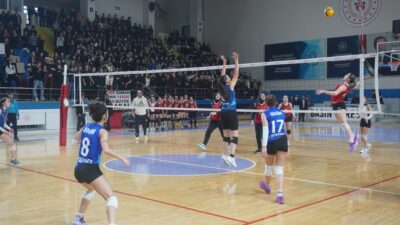 Salonda tribünleri dolduran öğrenciler, öğretmenler ve ailelerin coşkulu desteği, müsabakalara