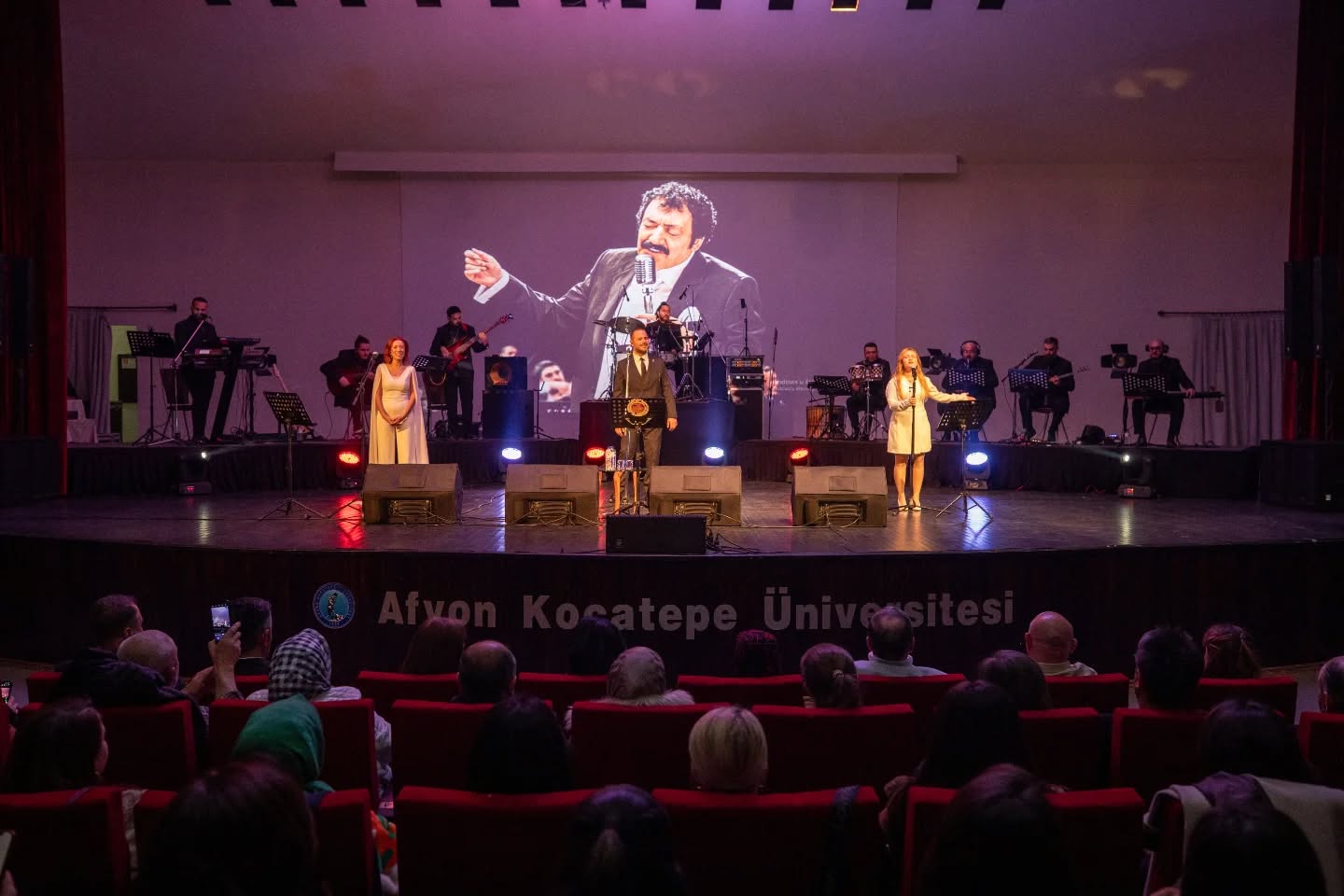 Afyonkarahisar Belediyesi tarafından düzenlenen “Müslüm Gürses Şarkıları Gecesi”, arabeskin efsane