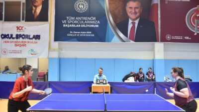 Genç Erkekler Ferdi Kategorisinde sporcuların yüksek tempolu oyunları dikkat çekti.