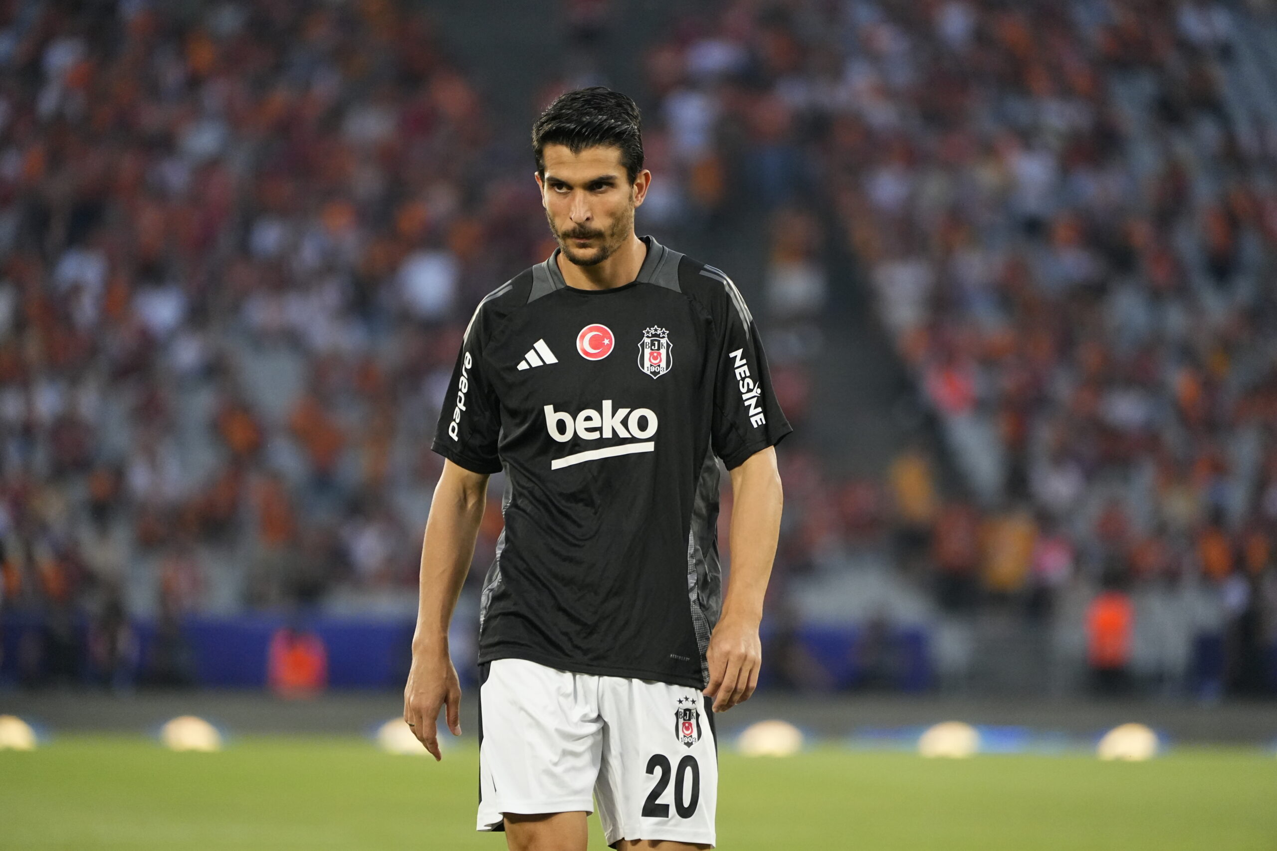 Beşiktaş'ta kadro dışı bırakılan Necip Uysal, sezon sonunda futbolu bırakacağını