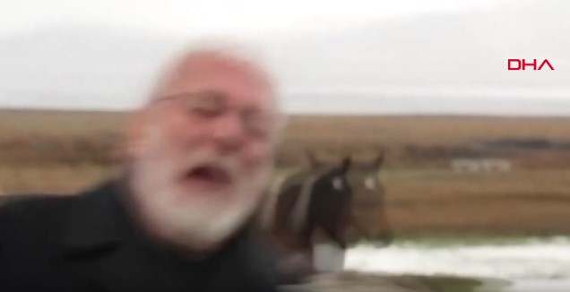 KLİP çekimi için geldiği Kayseri’de sanatçı Onur Akın’a, yılkı atı