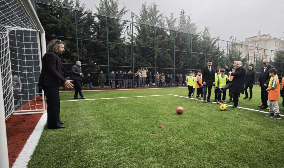 Şehit Yasin Çubuk Halı Sahası’nın açılışında renkli anlar yaşandı. Kaleye