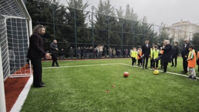 Şehit Yasin Çubuk Halı Sahası’nın açılışında renkli anlar yaşandı. Kaleye