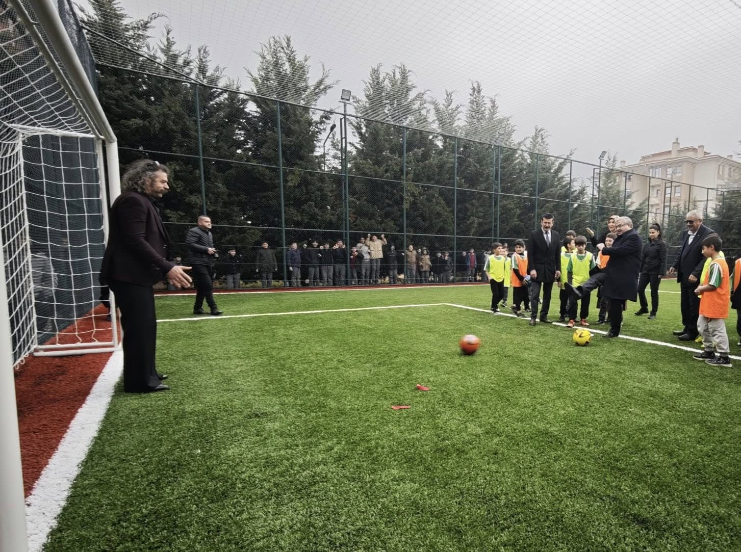 Şehit Yasin Çubuk Halı Sahası’nın açılışında renkli anlar yaşandı. Kaleye