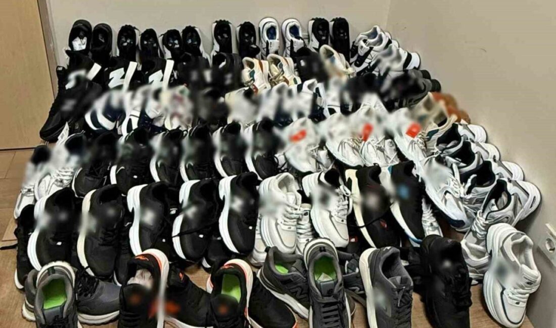 Afyonkarahisar’da polis 60 çift imitasyon ayakkabı ele geçirdi Afyonkarahisar’da polis tarafından yapılan operasyonda imitasyon olduğu değerlendirilen toplam 60