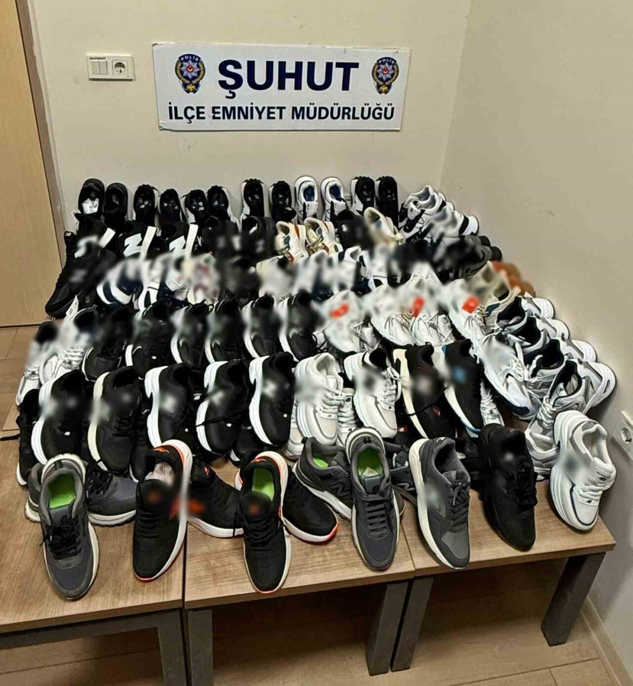 Afyonkarahisar’da polis tarafından yapılan operasyonda imitasyon olduğu değerlendirilen toplam 60