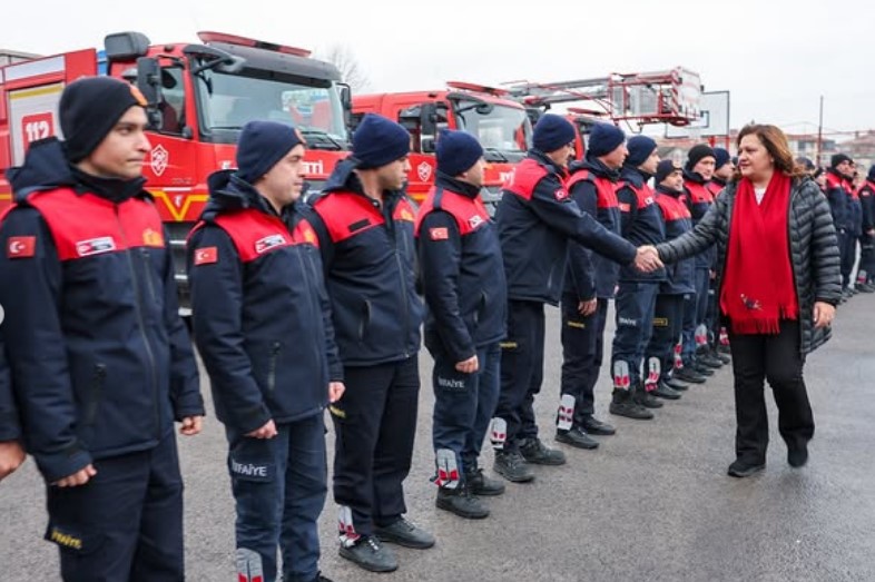 Afyonkarahisar Belediye Başkanı Burcu Köksal, yeni yıl öncesinde kentte gece