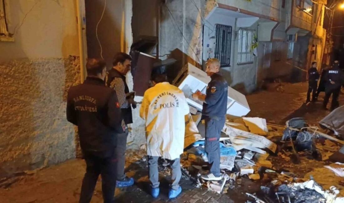 Şanlıurfa ilçesi Şehitlik Mahallesi 77. Sokaktaki üç katlı bir binanın giriş
