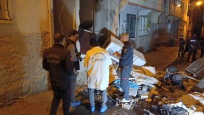 Şanlıurfa ilçesi Şehitlik Mahallesi 77. Sokaktaki üç katlı bir binanın giriş