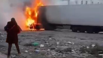 Koca tır mahallede alev alev yandı, çevredekiler park halindeki araçlarına