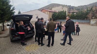 Mont dağıtımı, dernek yöneticileri tarafından Dadak Köyü İlkokulu’nda düzenlenen etkinlikle