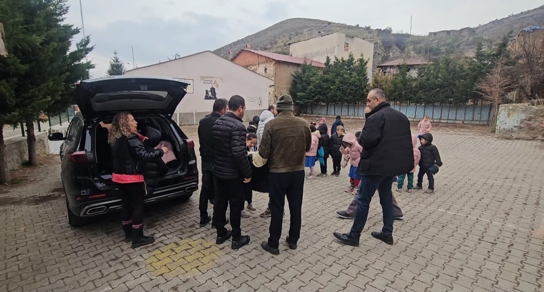 Afyonkarahisar’ın Şuhut ilçesinde faaliyet gösteren Şuhut Gönüllüleri Derneği, sosyal sorumluluk