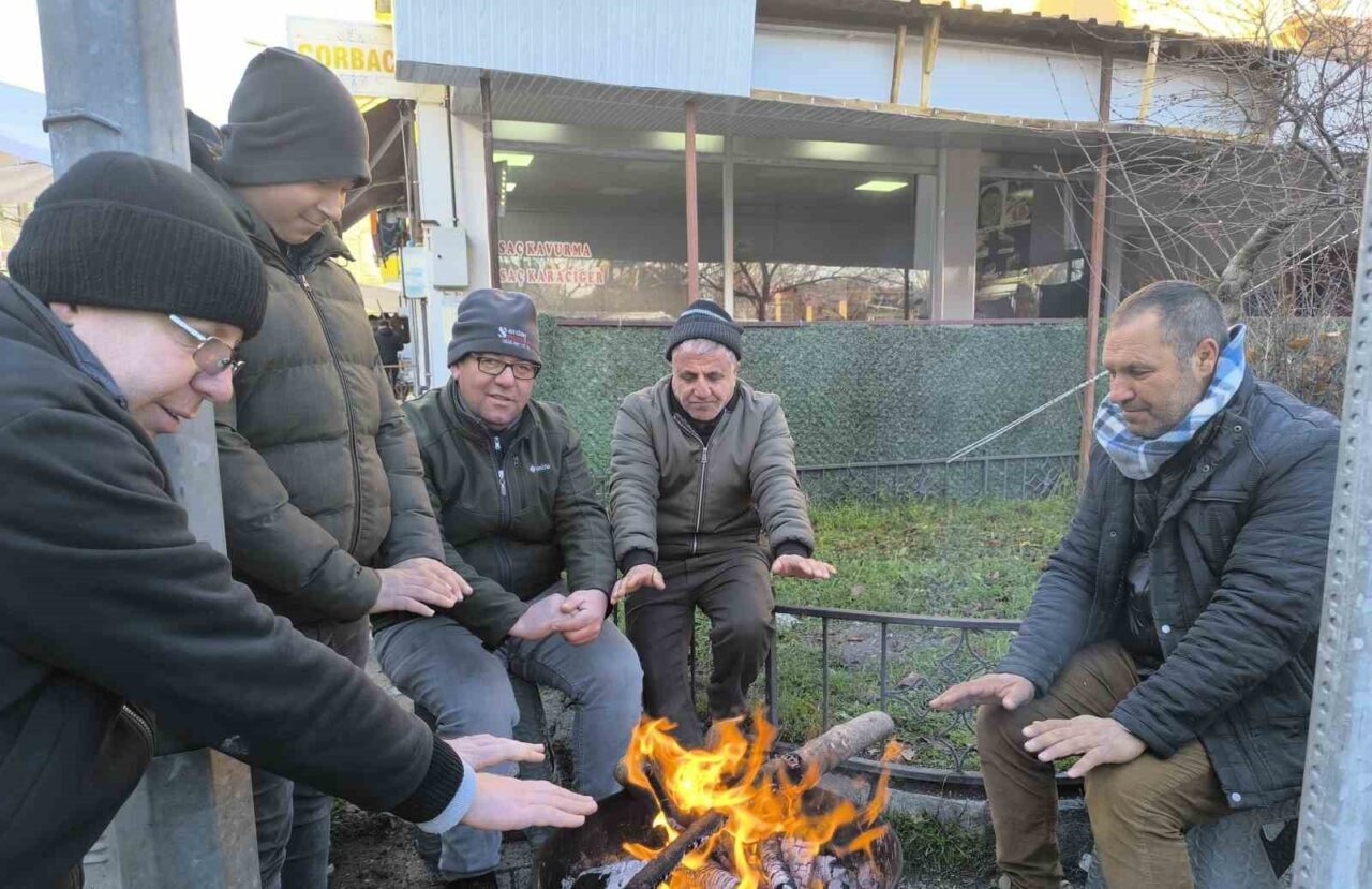 Hava sıcaklıklarının eksi derecelerinin altına düştüğü Afyonkarahisar’da soğuk havalar hayatı