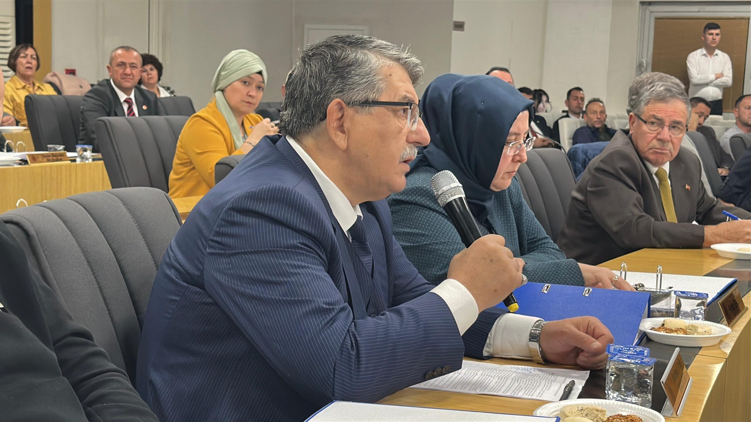 Afyonkarahisar Belediye Meclis Toplantısında gündem dışı söz alan meclis üyesi