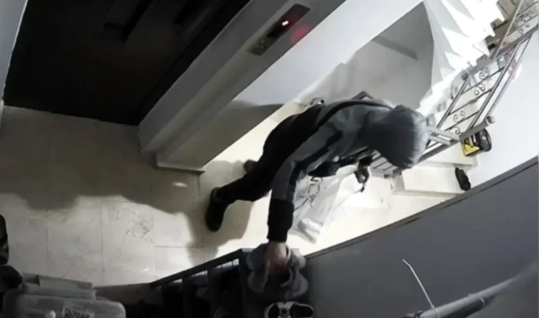 İstanbul Sultangazi'de yaşanan iki ayrı hırsızlık olayında, kapüşonlu şüpheliler girdikleri