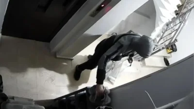 İstanbul Sultangazi'de yaşanan iki ayrı hırsızlık olayında, kapüşonlu şüpheliler girdikleri