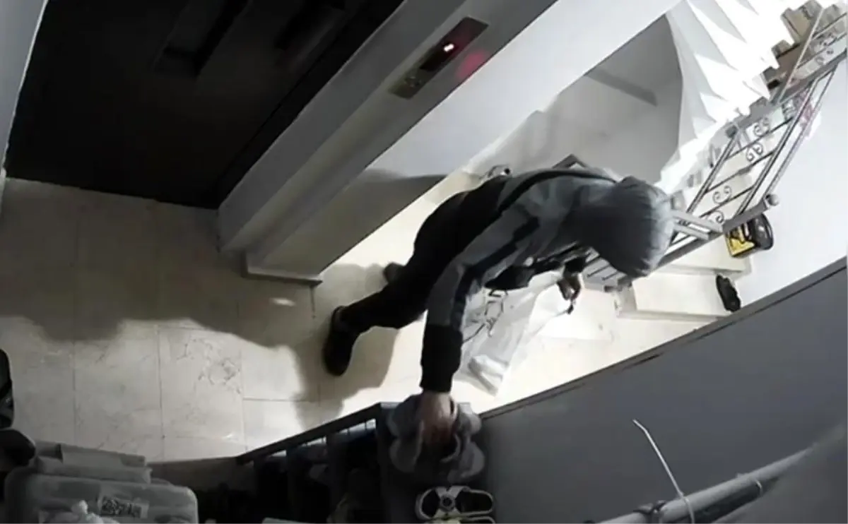 İstanbul Sultangazi'de yaşanan iki ayrı hırsızlık olayında, kapüşonlu şüpheliler girdikleri