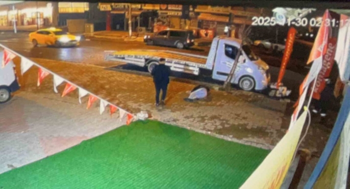 Tekirdağ Çorlu’da alkollü motosiklet sürücüsü, park halindeki oto kurtarıcıya çarparak