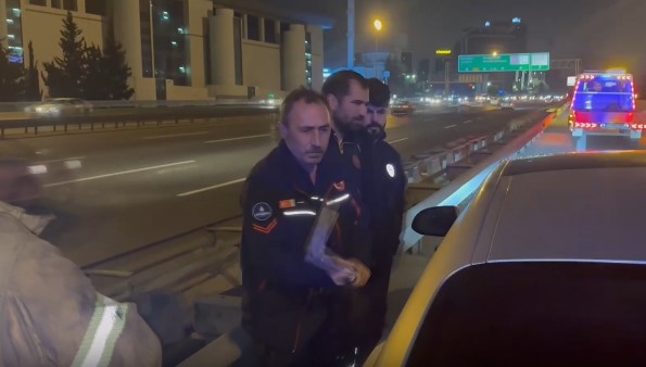 TEM Otoyolu Bağcılar kesiminde otomobilinde uyuyakalan sürücü, baltayla aracın camının