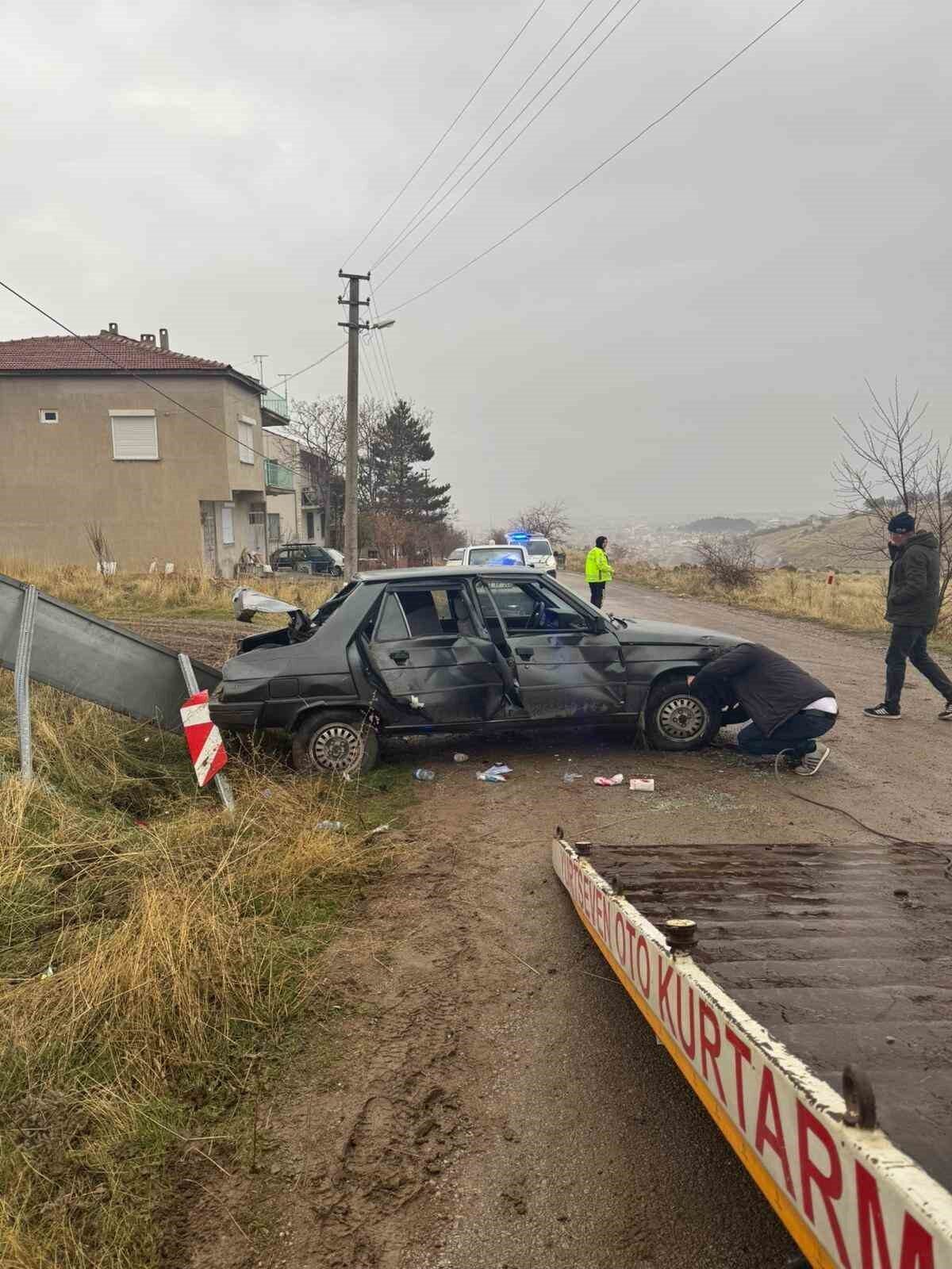 Afyonkarahisar’da kontrolden çıkarak trafik levhasına çarpıp ardından şarampole giren otomobilde
