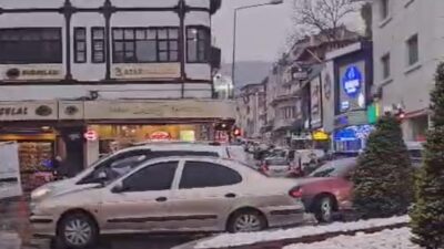 Afyonkarahisar’da etkili olan yoğun yağmur, şehir merkezindeki Valilik Kavşağı’nda trafikte