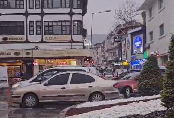 Afyonkarahisar’da etkili olan yoğun yağmur, şehir merkezindeki Valilik Kavşağı’nda trafikte
