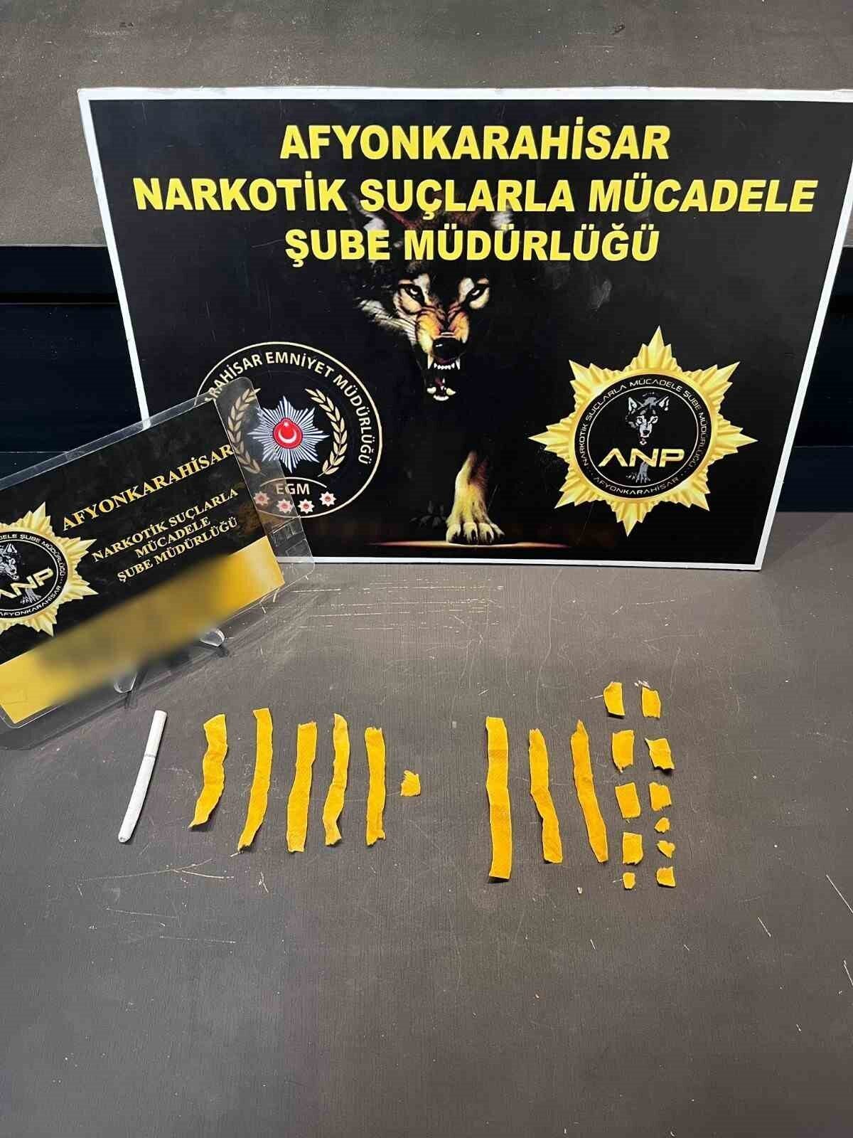 Afyonkarahisar’da polis tarafından gerçekleştirilen uyuşturucu operasyonunda 21 adet uyuşturucu emdirilmiş