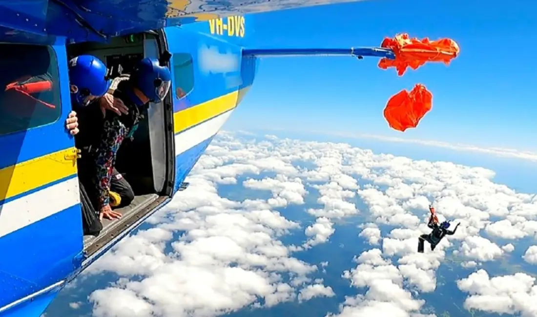 Avustralya'nın Queensland eyaletinde gerçekleştirilen bir atlayış etkinliğinde, paraşütçü Adrian Ferguson'un