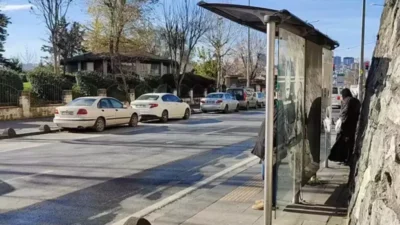 İstanbul'da bir otobüs durağında puset içinde kaderine terk edilen bir