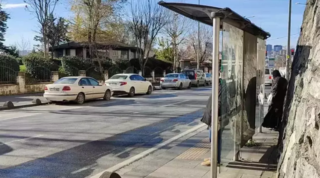 İstanbul'da bir otobüs durağında puset içinde kaderine terk edilen bir