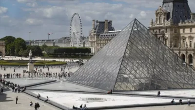 Dünyanın en çok ziyaret edilen sanat merkezi olan Paris’teki Louvre