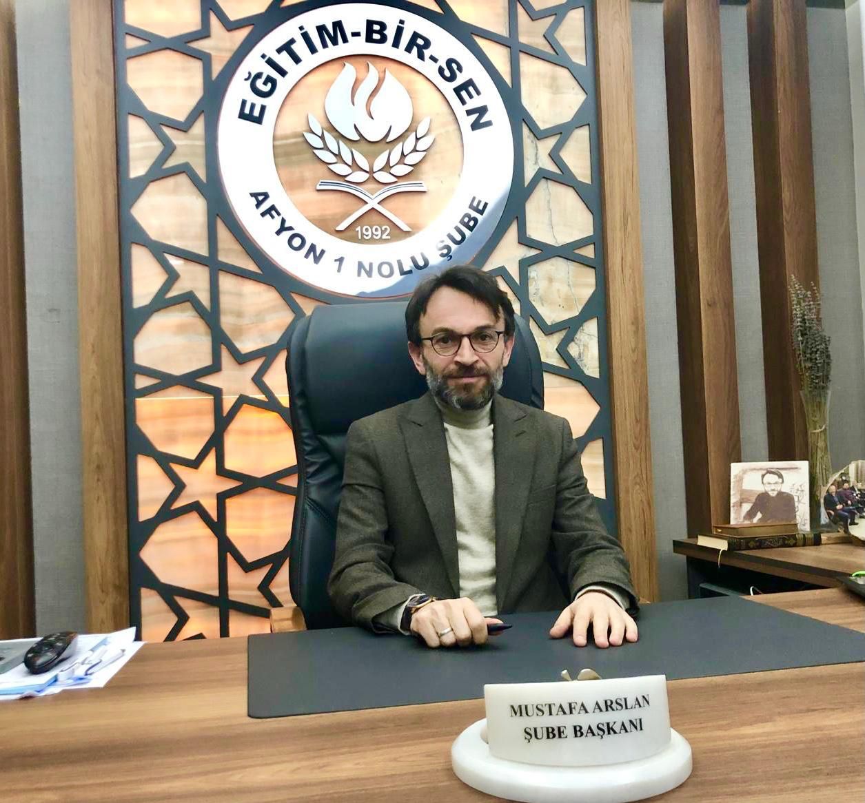 Eğitim-Bir-Sen Afyonkarahisar 1 No’lu Şube Başkanı Mustafa Arslan, eğitim çalışanlarını