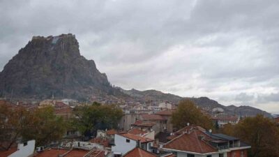 Afyonkarahisar Valiliği’nden kent için şiddetli rüzgar uyarısında bulunularak, vatandaşların dikkatli